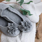Grace Wool – Hausschuh aus Wolle mit opulenter Stoffblume, dekorative Paaransicht, Farbe Stein.
