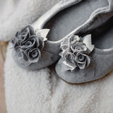 Grace Wool – Detailansicht der opulenten Stoffblume, weich gearbeitet aus Wolle, Farbe Stein.