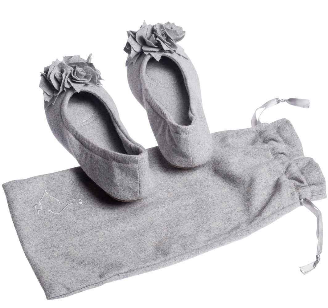 Grace Wool – Damen-Hausschuh aus Wolle mit Stoffblume, Paar auf Stoffbeutel arrangiert, Ansicht von hinten,Farbe Stein.