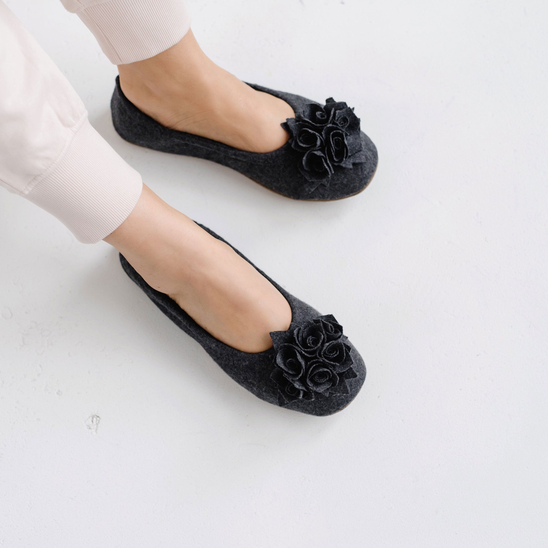 Grace Wool – Damen-Hausschuh aus weicher Wolle mit opulenter Stoffblume, seitlich getragen, Farbe Dunkelgrau.
