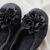 Grace Wool – Detailansicht der opulenten Stoffblume auf der Vorderkappe, weich geformt aus Wolle, Farbe Dunkelgrau.