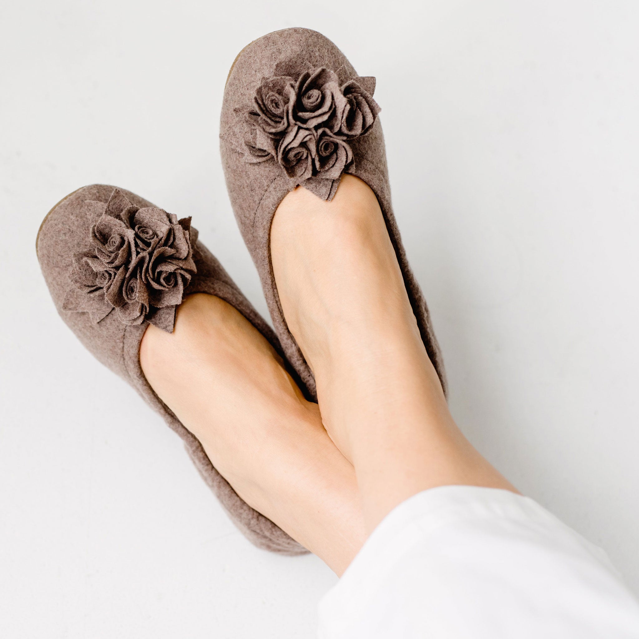 Grace Wool – klassischer Damen-Ballerina aus Wolle mit opulenter Blume, frontal getragen, Farbe Trüffel.