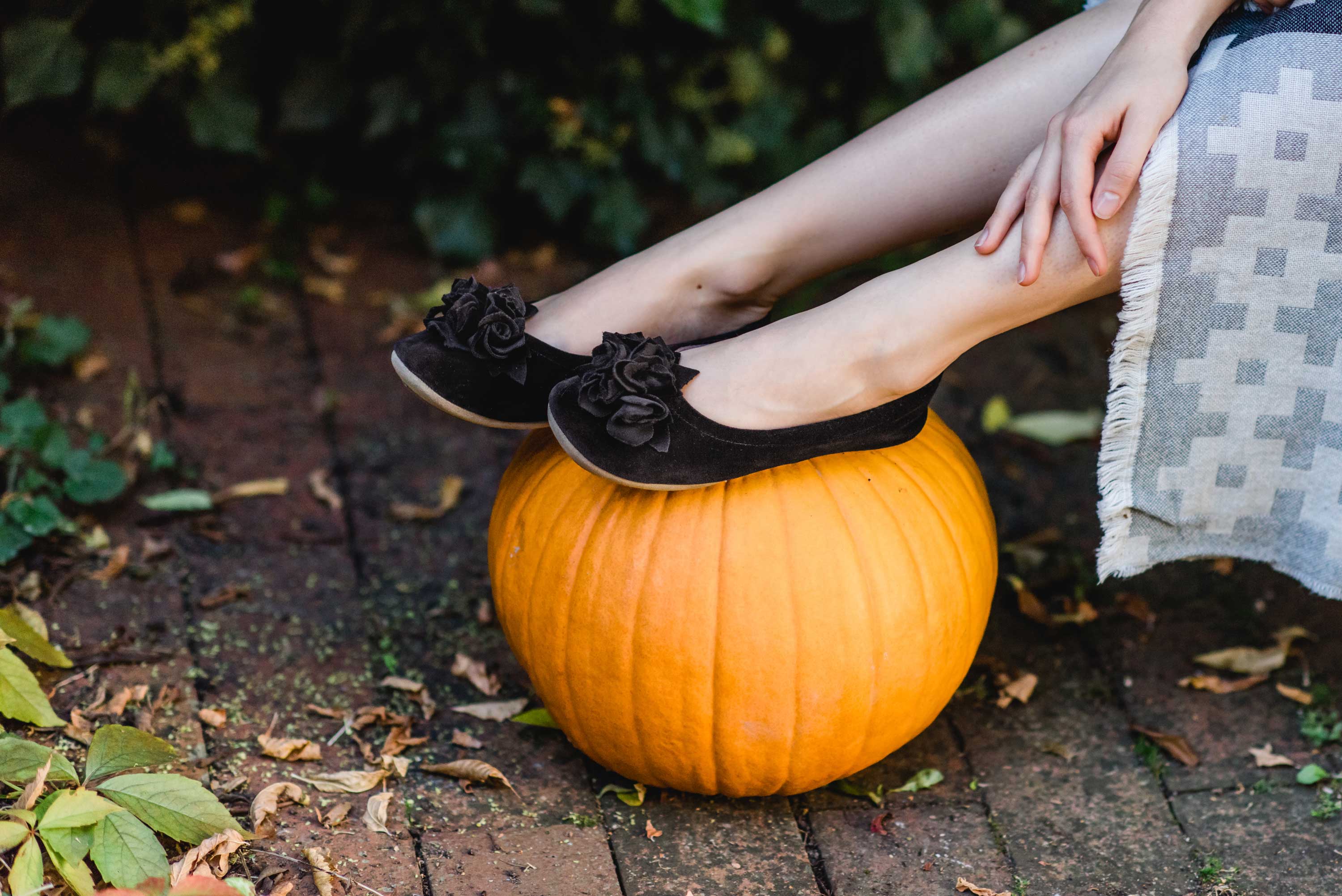 pampuschen-hausschuhe-Ballerinas Grace velvet in schwarz angezogen auf Kürbis
