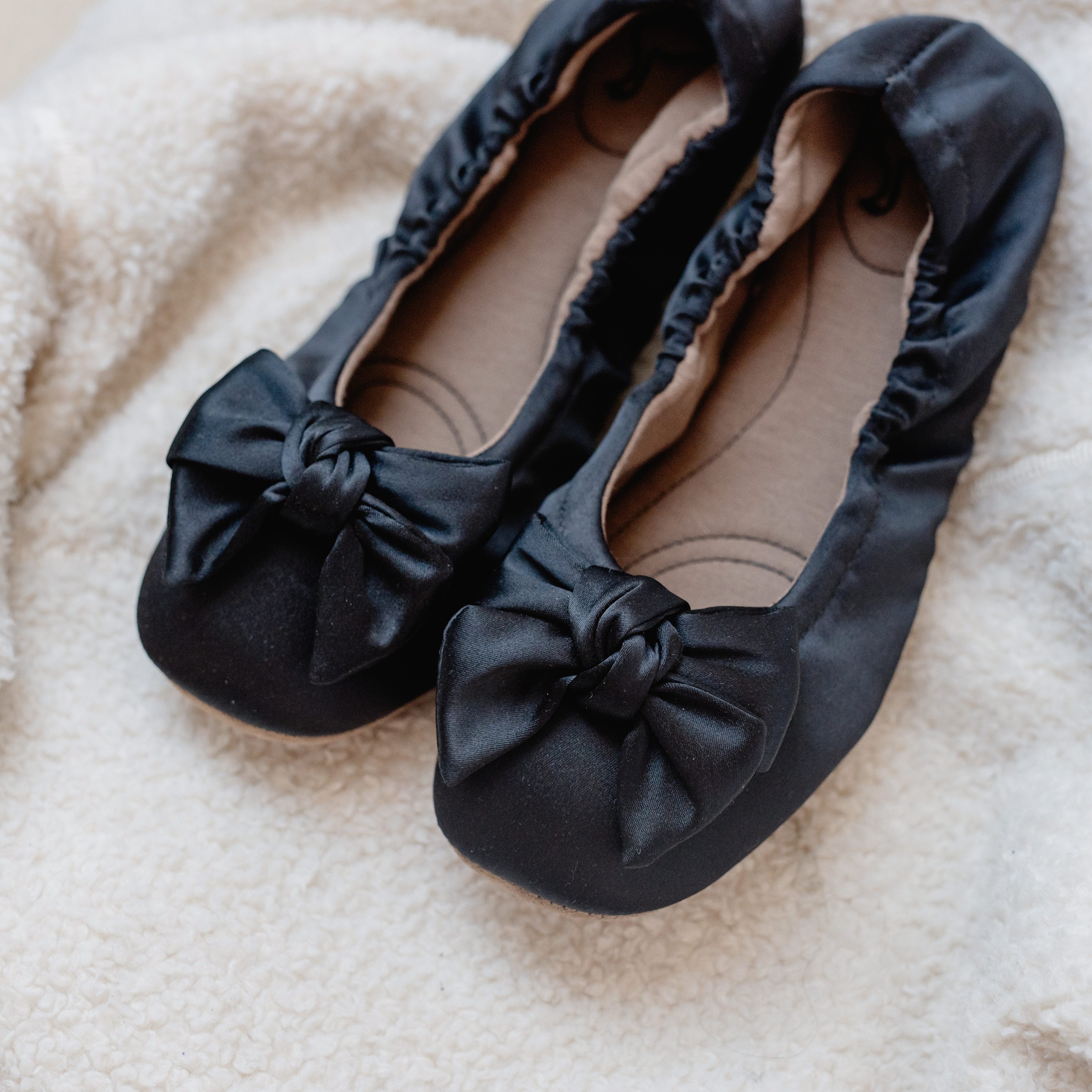 Ballerina Hausschuh pampuschen Daisy satin schwarz mit weicher Schleife auf Textil