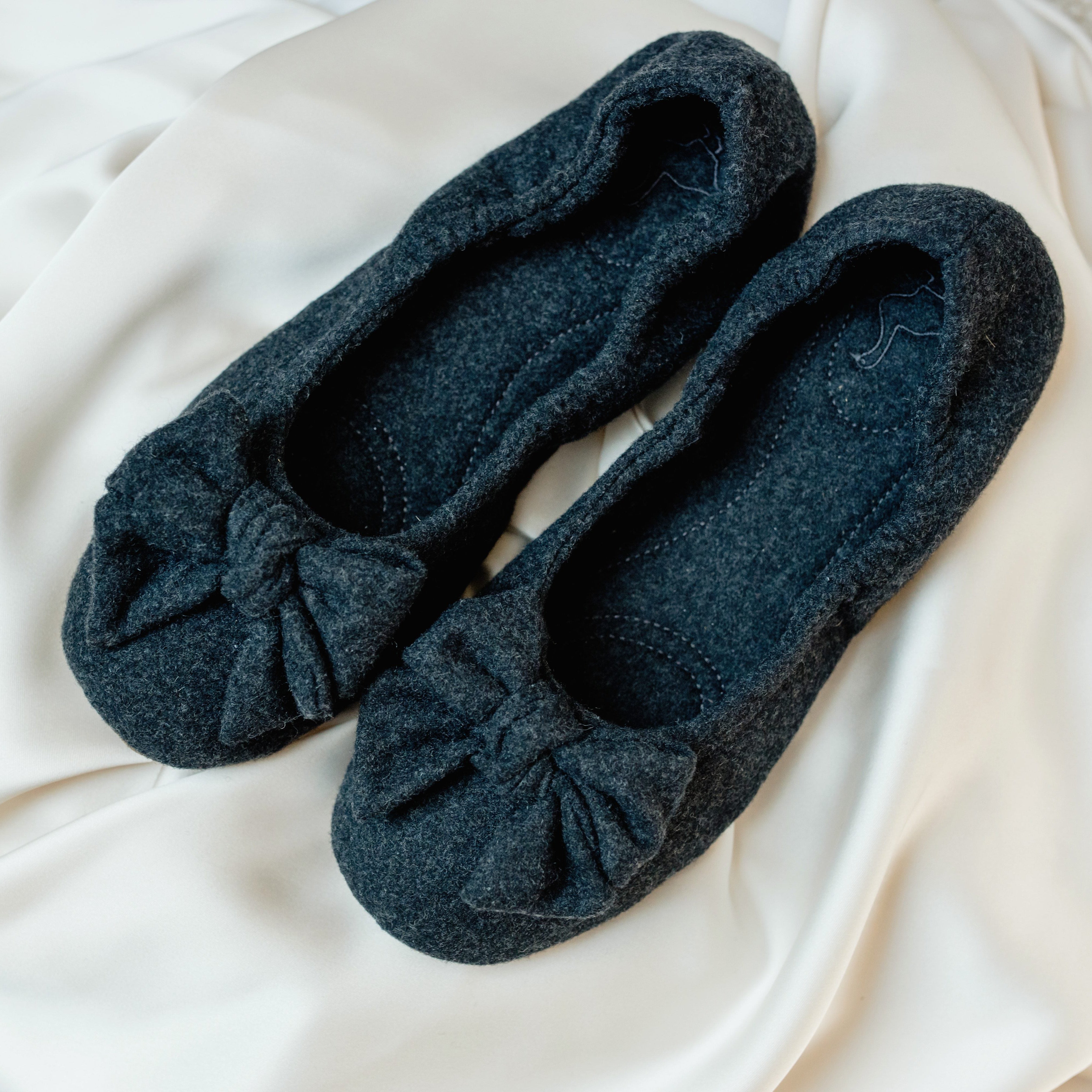 Ballerina von pampuschen Hausschuhe Daisy aus Wolle mit Schleife auf Satinhose von oben