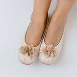 Grace satin creme von pampuschen: Hausschuhe im Ballerina-Stil aus Satin mit Stoffblume, angezogen von vorne