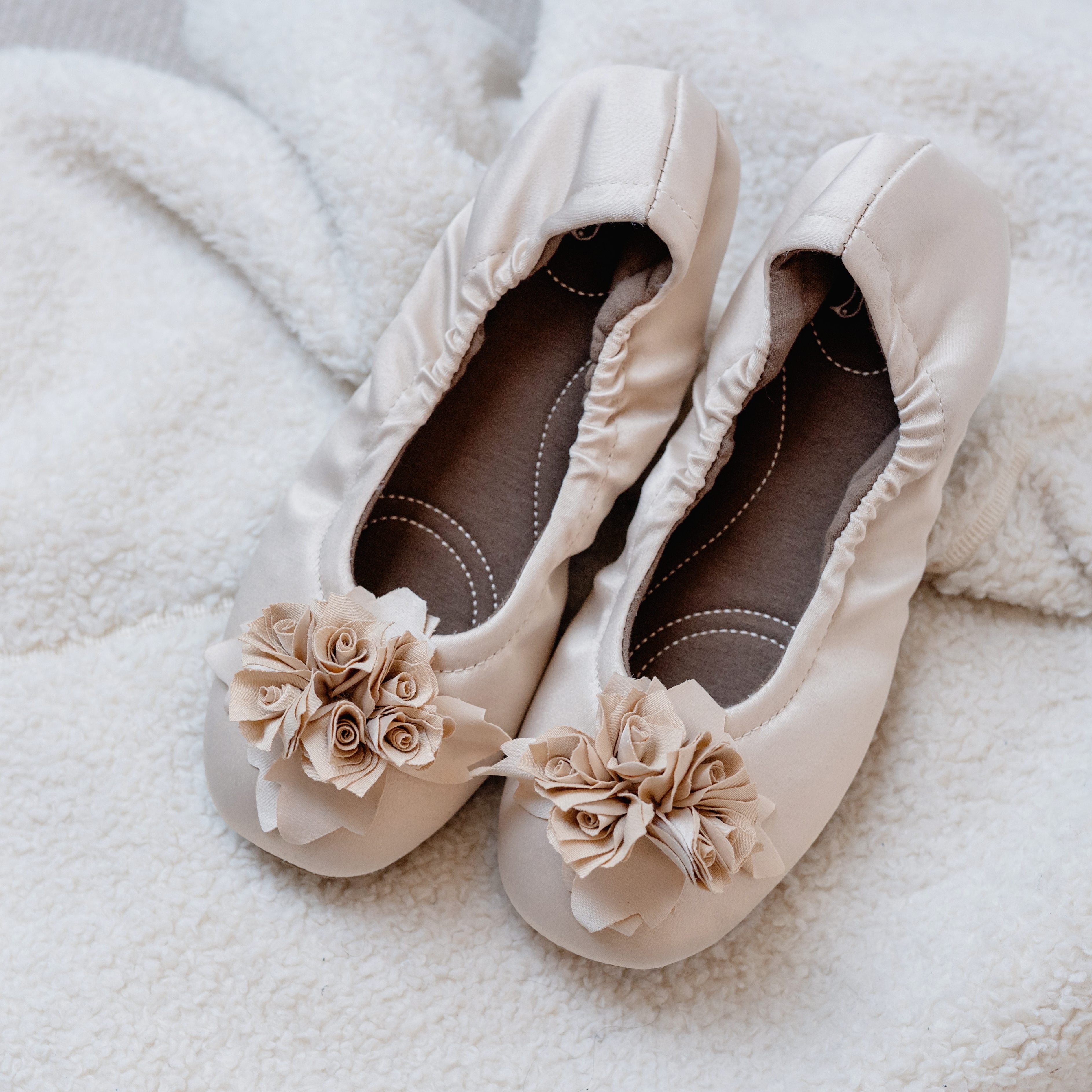 Grace satin creme von pampuschen: Hausschuhe im Ballerina-Stil aus Satin mit Stoffblume, von oben auf Textil