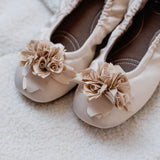 Grace satin creme von pampuschen: Hausschuhe im Ballerina-Stil aus Satin mit Stoffblume