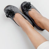 Grace satin moor von pampuschen: Satin-Ballerina-Hausschuhe für Damen mit Stoffblume, angezogen
