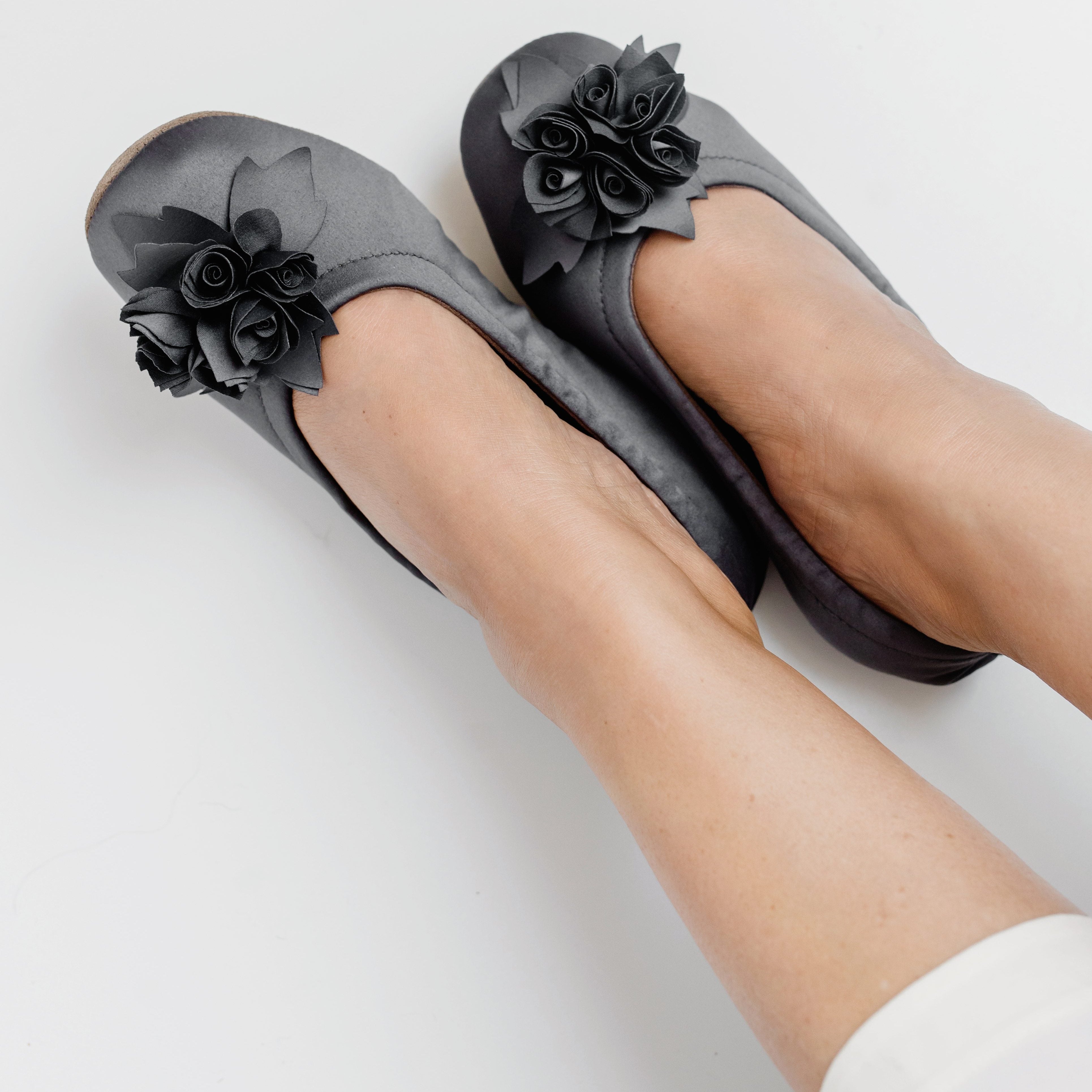 Grace satin moor von pampuschen: Satin-Ballerina-Hausschuhe für Damen mit Stoffblume, angezogen