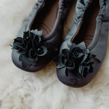 Grace satin moor von pampuschen: Satin-Ballerina-Hausschuhe für Damen mit Stoffblume, auf Fell