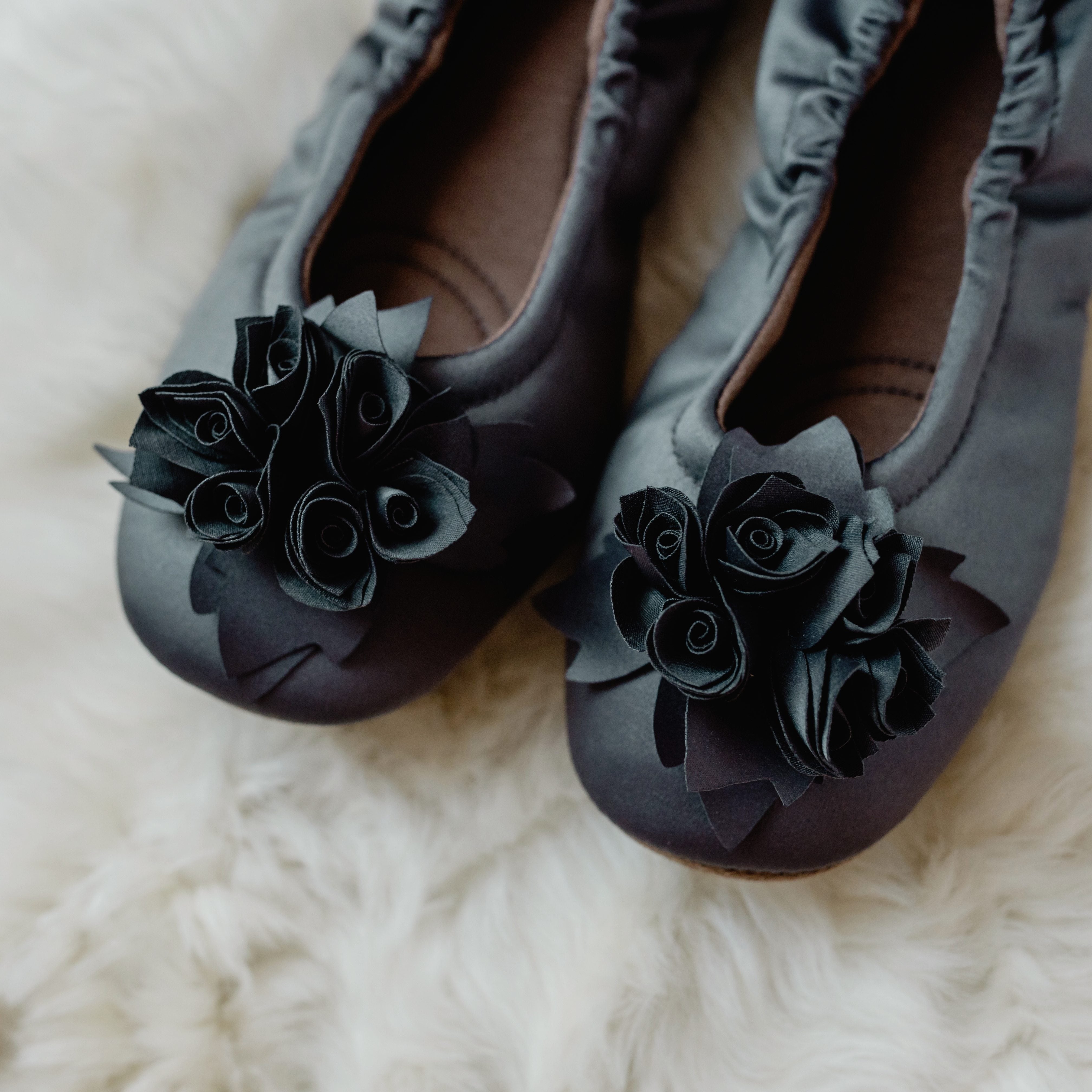 Grace satin moor von pampuschen: Satin-Ballerina-Hausschuhe für Damen mit Stoffblume, auf Fell
