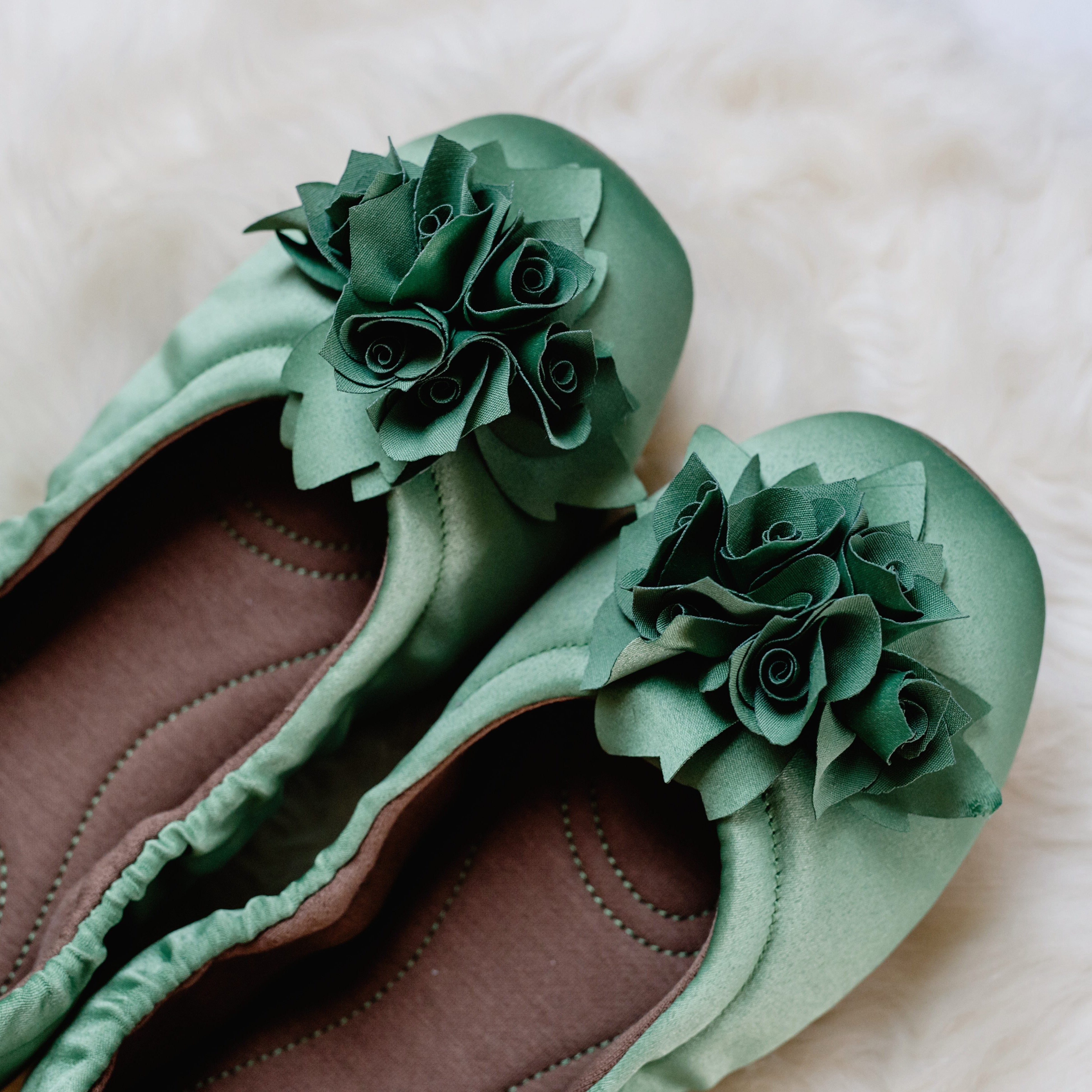Hausschuhe Ballerina pampuschen Grace satin Farbe moos auf Fell
