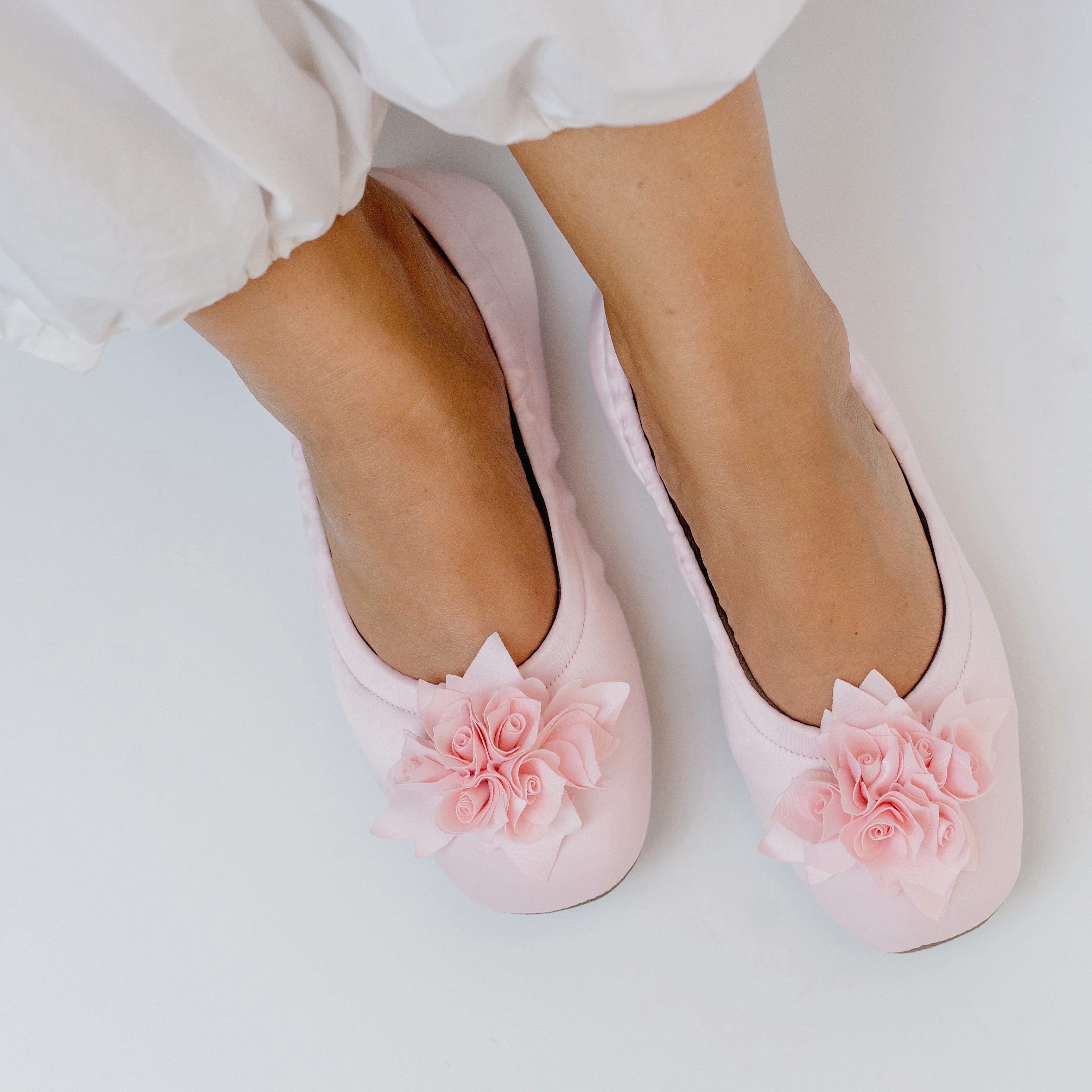 Grace satin puder von pampuschen: Hausschuhe im Ballerina-Stil aus Satin mit Stoffblume