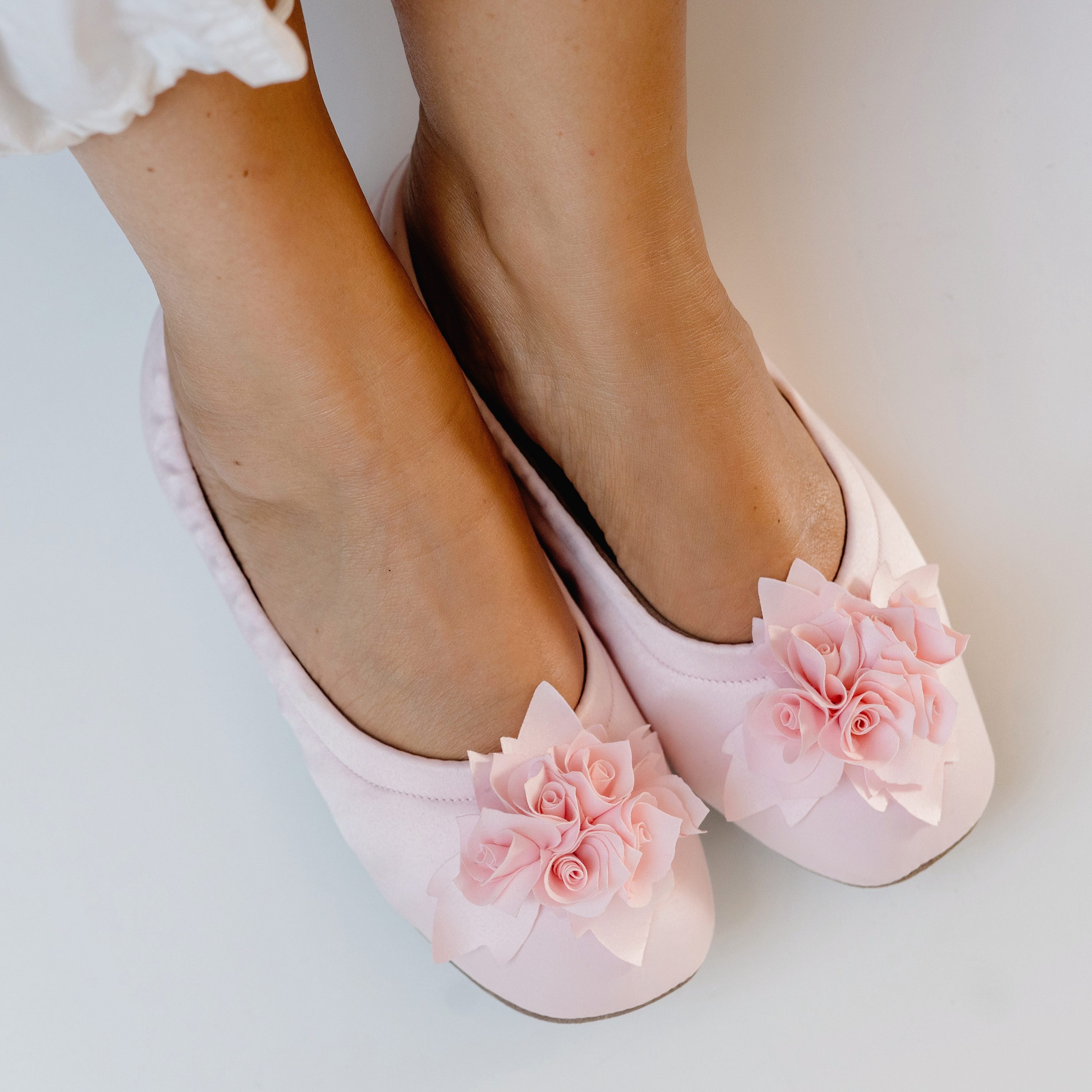 pampuschen Ballerina Hausschuhe Grace satin puder am Fuß