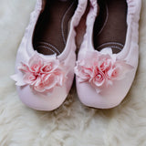 pampuschen Ballerina Hausschuhe Grace satin puder detail Blumenschmuck