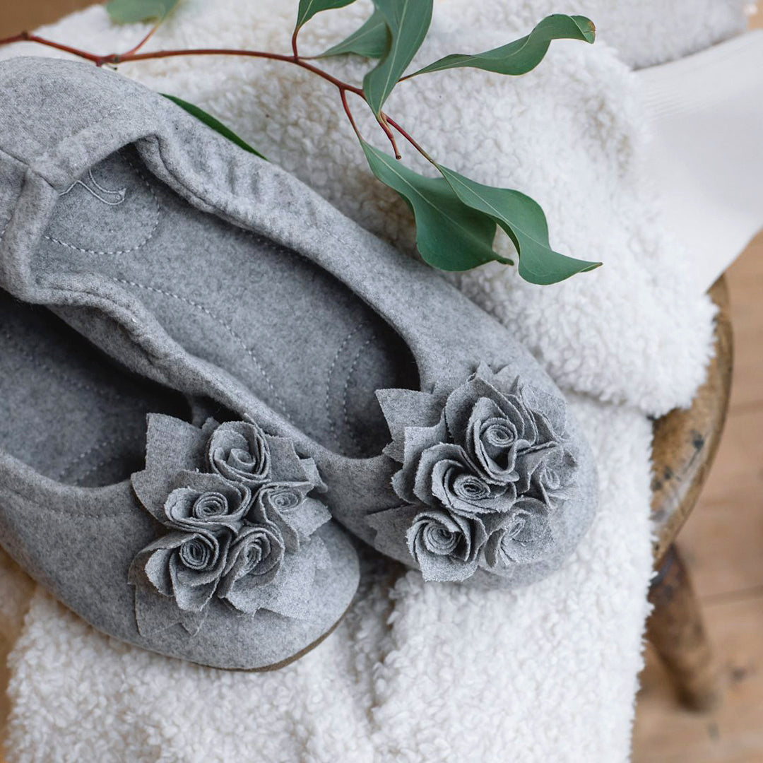 Grace Wool – Hausschuh aus Wolle mit opulenter Stoffblume, dekorative Paaransicht, Farbe Stein.