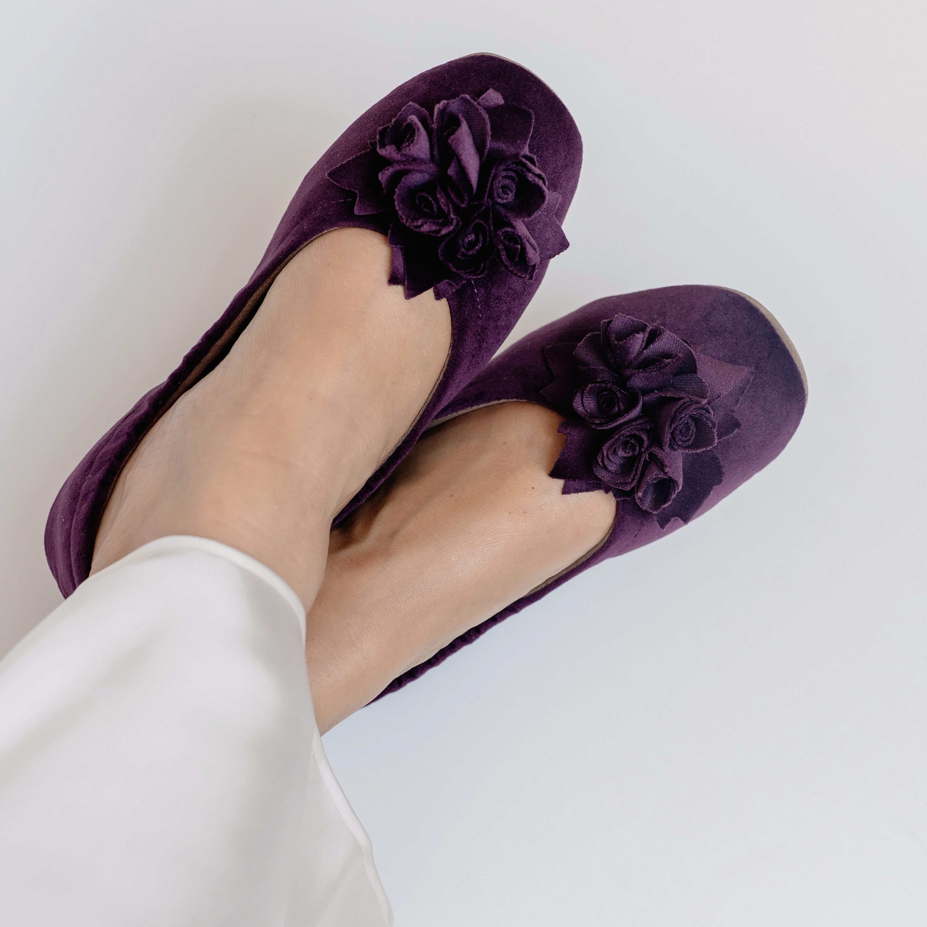 pampuschen Hausschuhe Ballerinas Grace velvet lila angezogen 