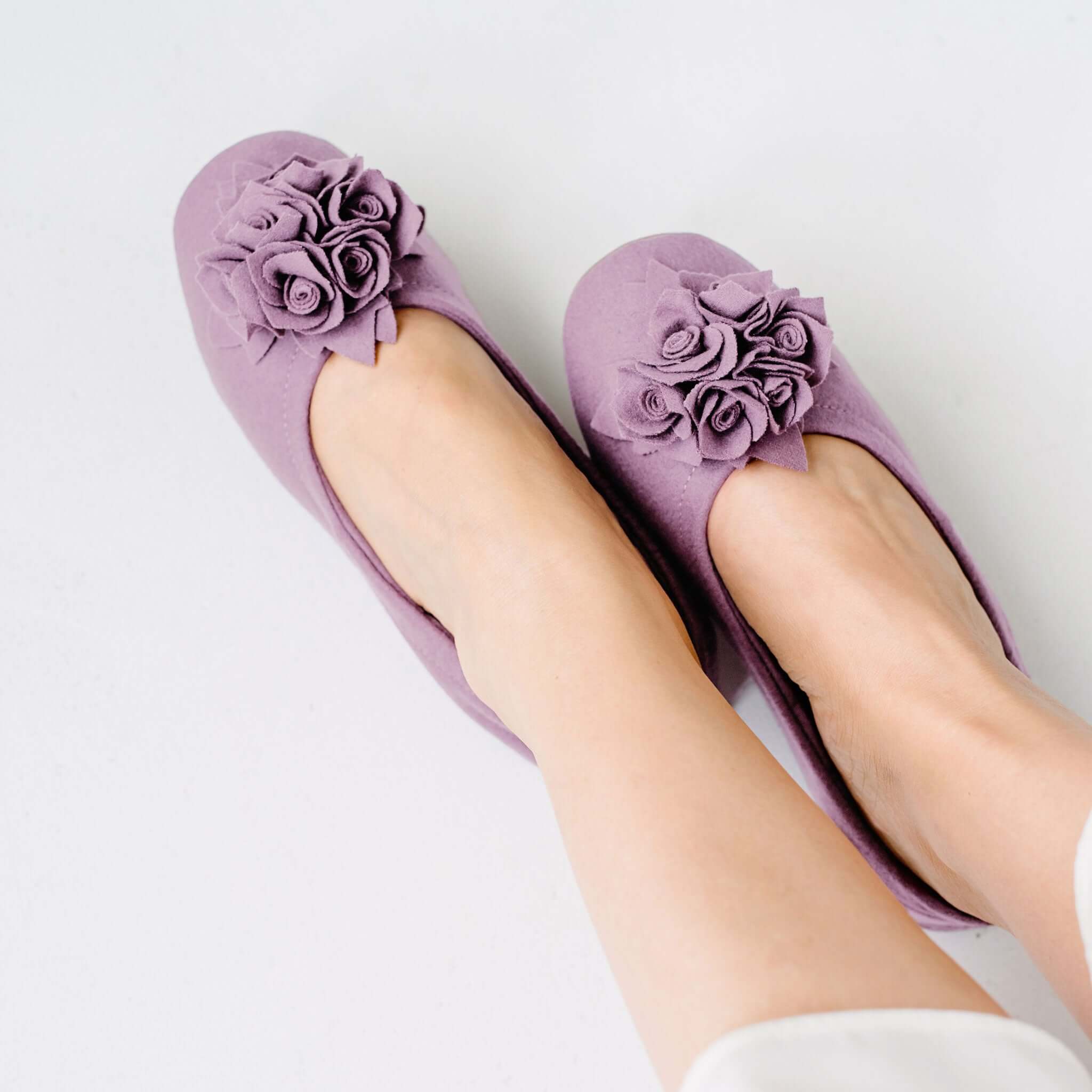 Hausschuhe-Damen-Wolle-Ballerinas-Grace-angezogen in der Farbe malve von oben