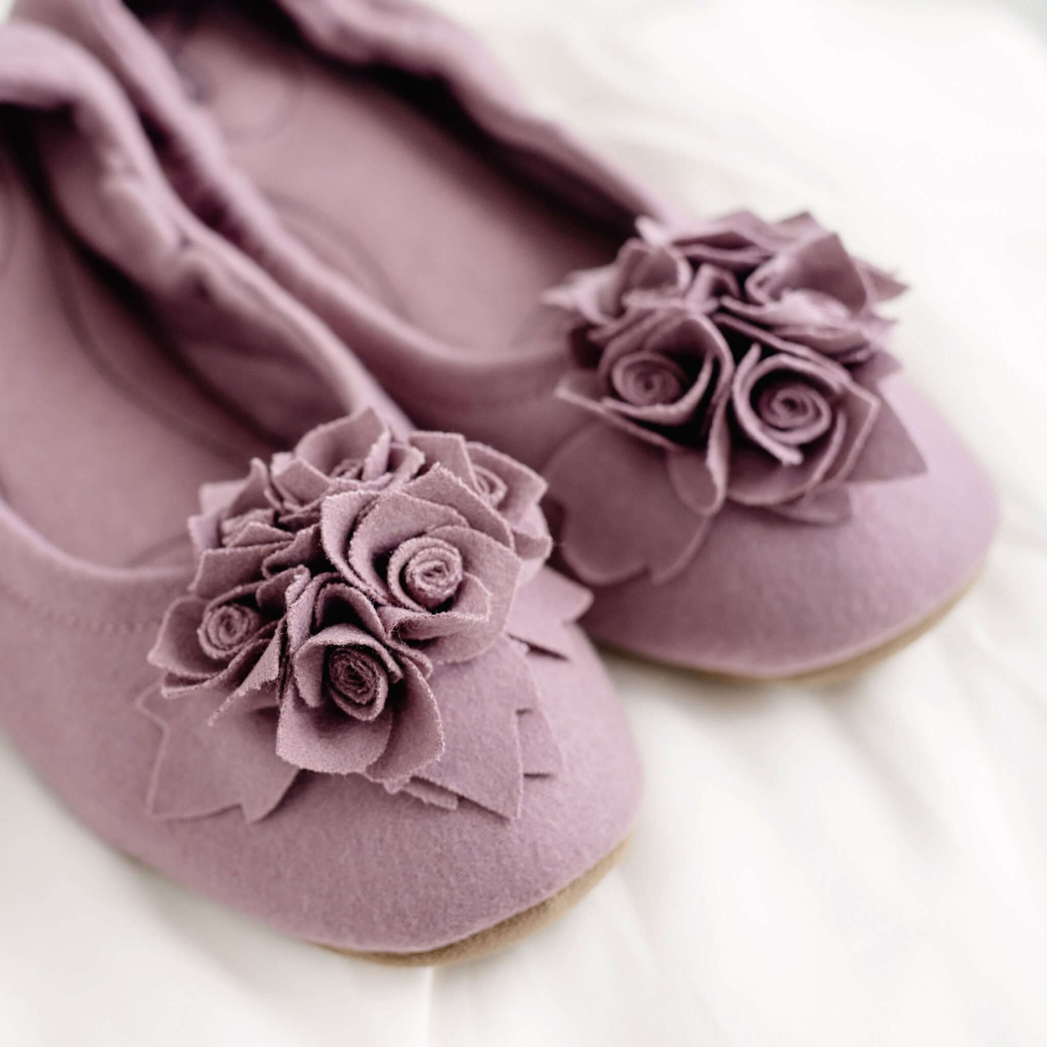 Hausschuhe-Damen-Wolle-Ballerinas-Grace in der Farbe malve