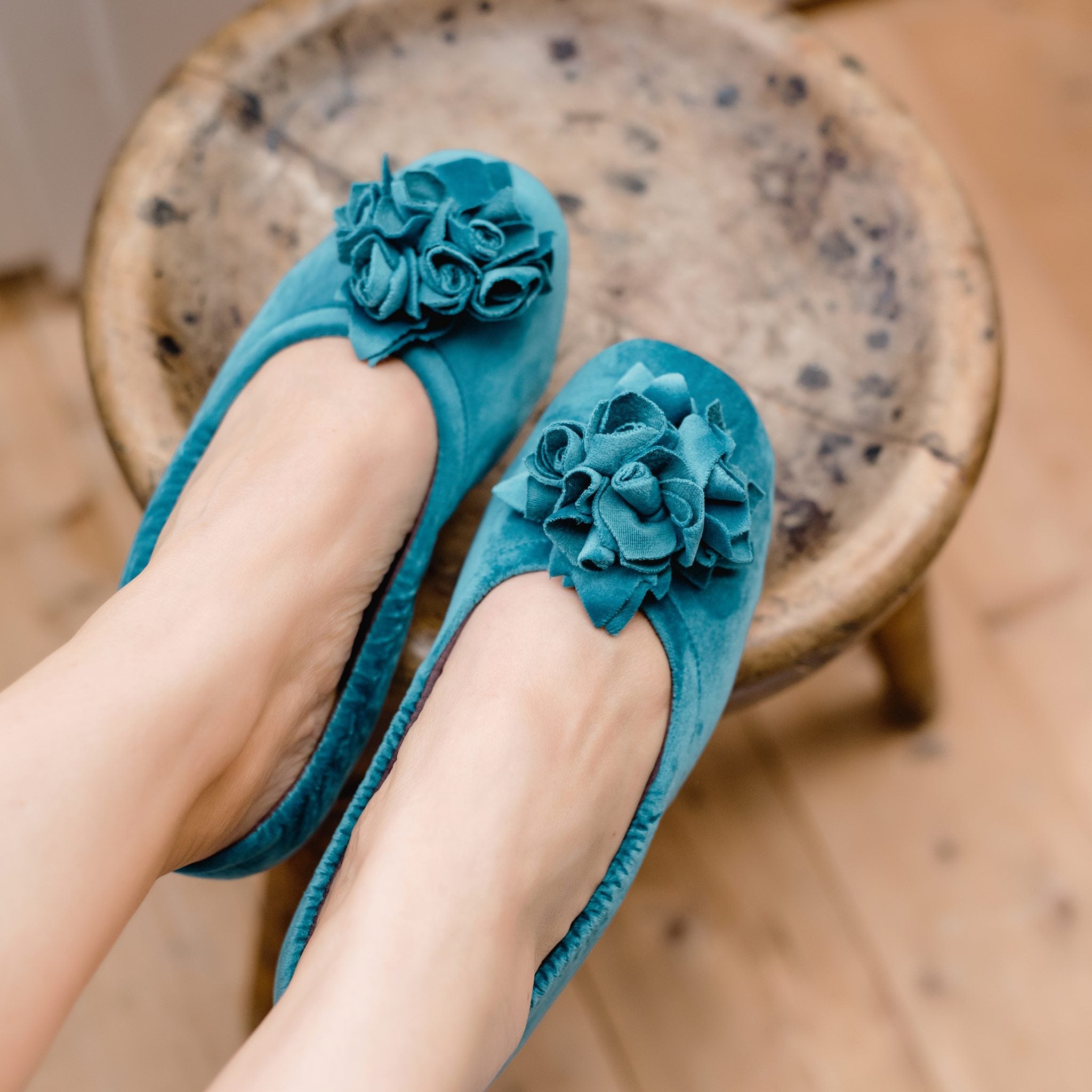 pampuschen Hausschuhe Ballerinas in Samt mit Jerseyfutter in der Farbe smaragd angezogen auf Hocker