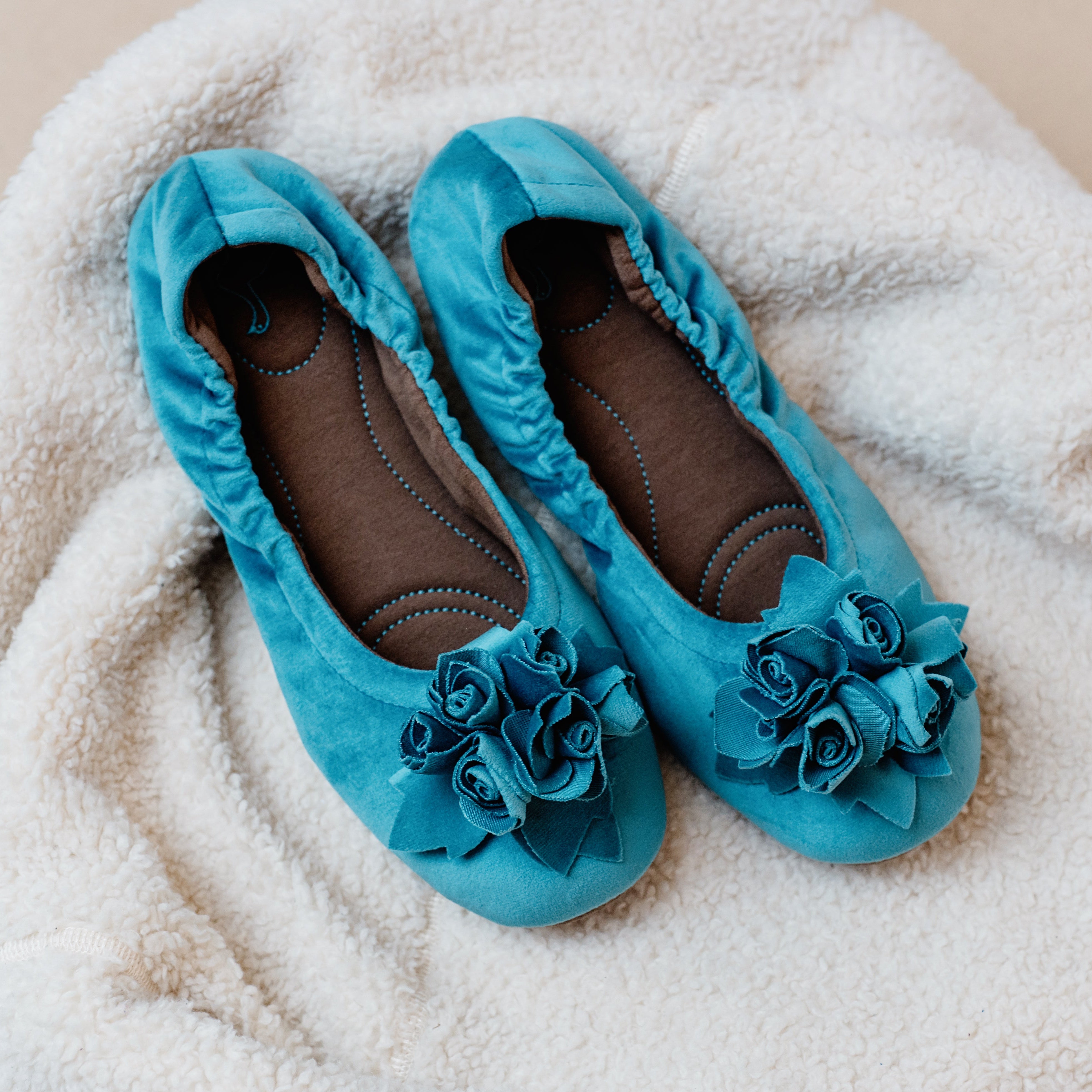 pampuschen Hausschuhe Ballerinas in Samt mit Jerseyfutter in der Farbe smaragd auf Textil von oben