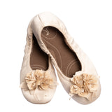 Grace satin creme von pampuschen: Hausschuhe im Ballerina-Stil aus Satin mit Stoffblume, Freisteller von oben