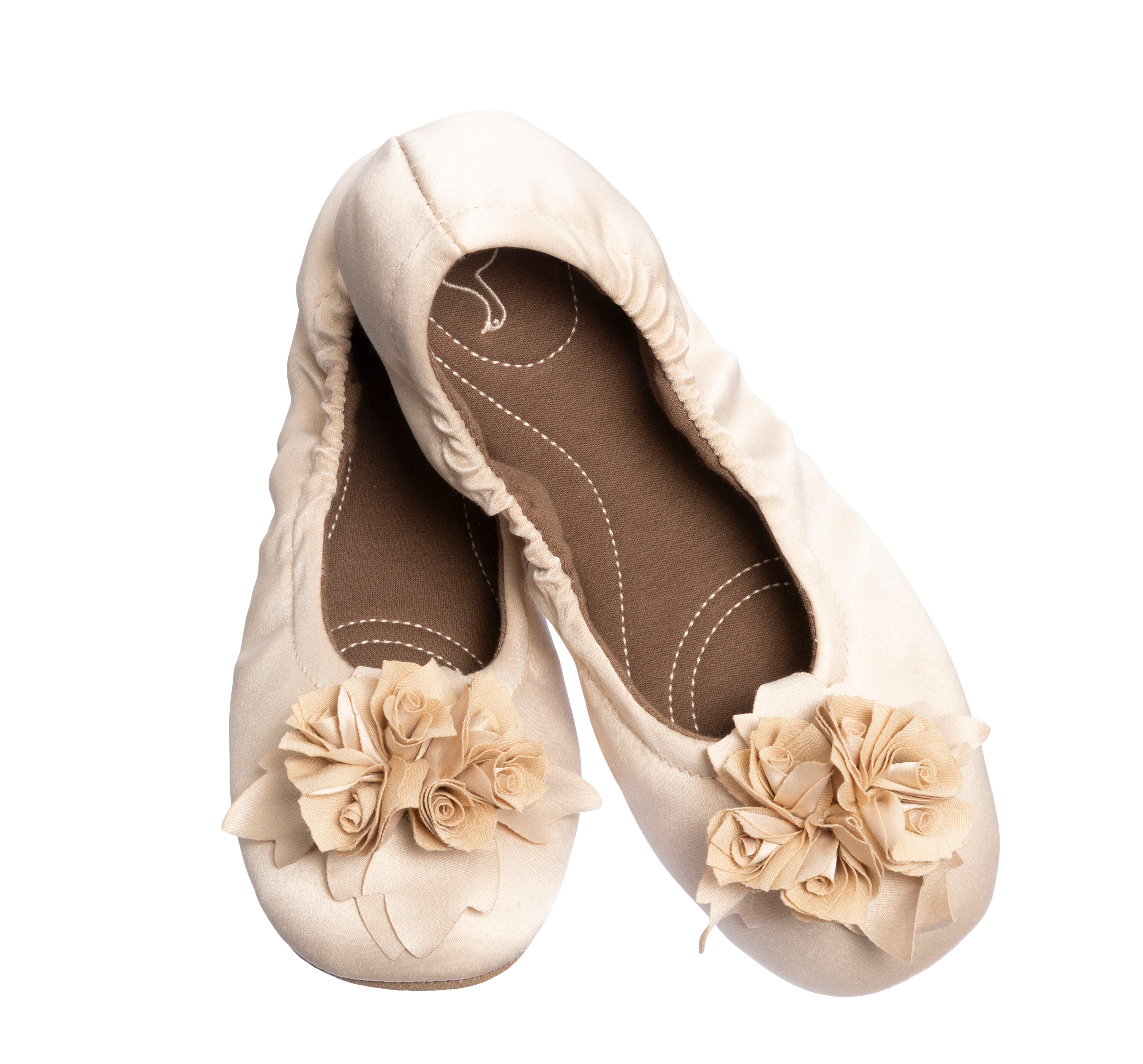 Grace satin creme von pampuschen: Hausschuhe im Ballerina-Stil aus Satin mit Stoffblume, Freisteller von oben