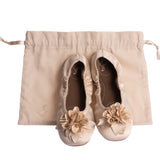 Grace satin creme von pampuschen: Hausschuhe im Ballerina-Stil aus Satin mit Stoffblume, auf Beutel