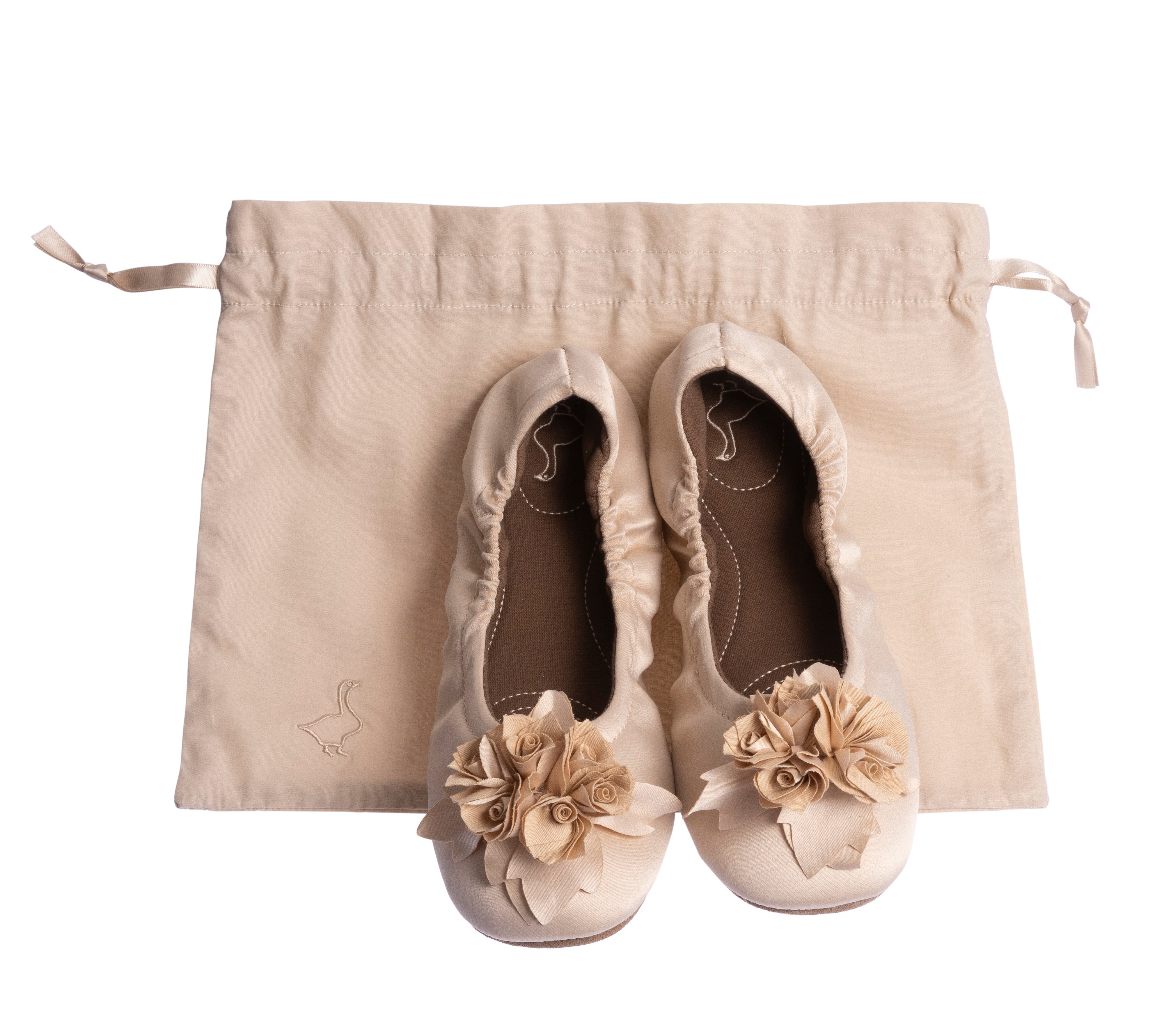 Grace satin creme von pampuschen: Hausschuhe im Ballerina-Stil aus Satin mit Stoffblume, auf Beutel