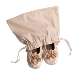 Grace satin creme von pampuschen: Hausschuhe im Ballerina-Stil aus Satin mit Stoffblume, mit Beutel