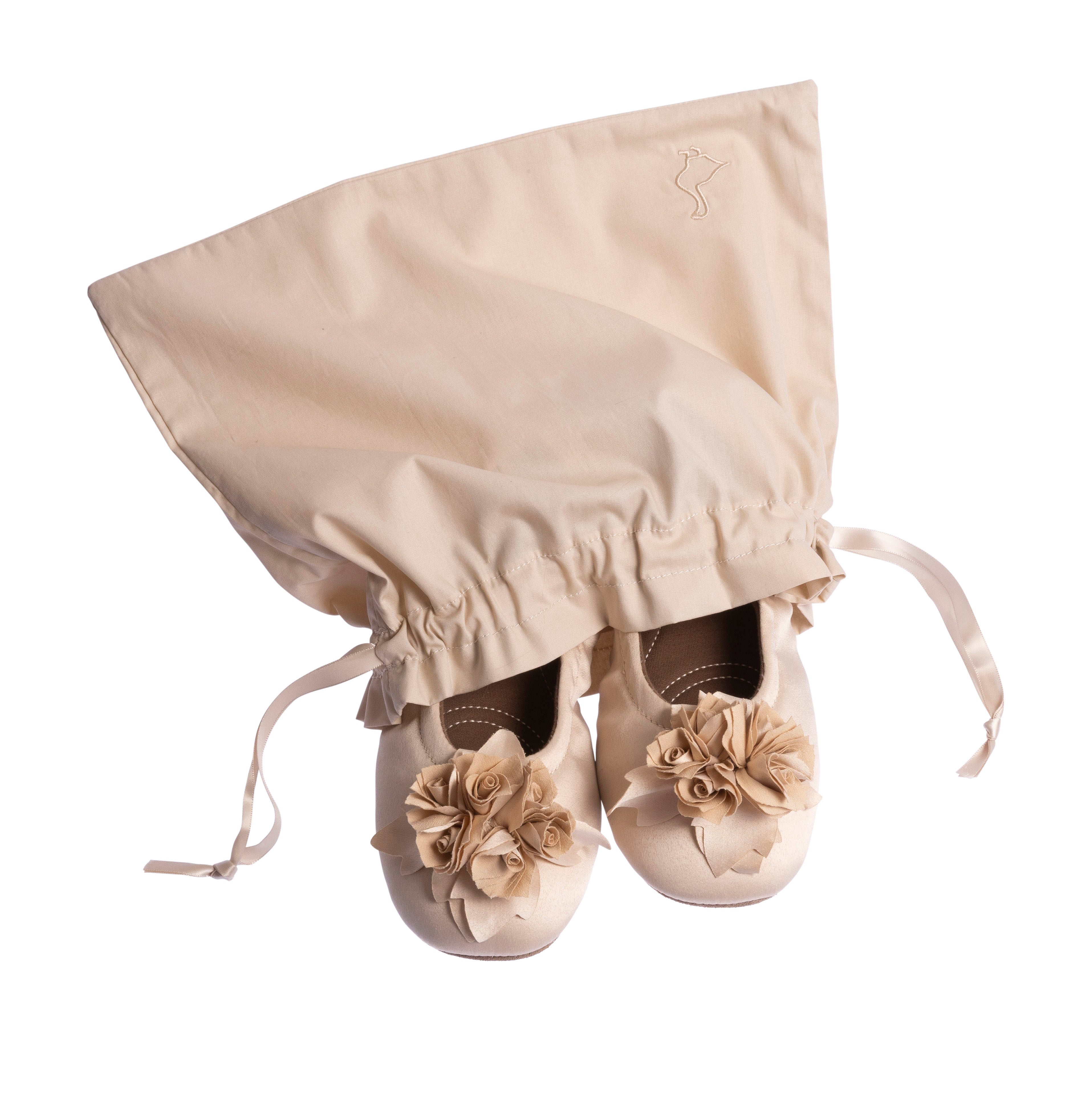Grace satin creme von pampuschen: Hausschuhe im Ballerina-Stil aus Satin mit Stoffblume, mit Beutel
