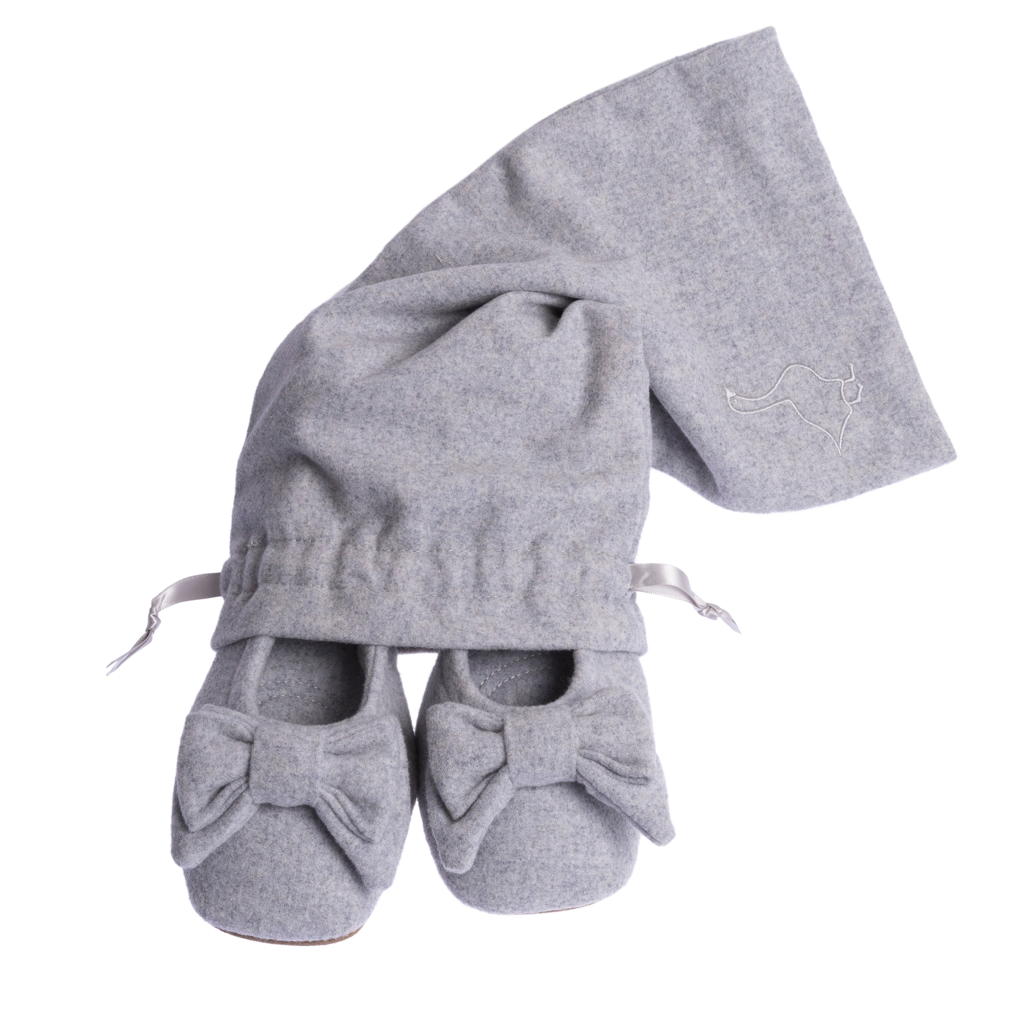 pampuschen_ballerina mit gummizug-hedy wolle-schleife-quadratische Spitze-Farbe stein-Hausschuhe im Beutel