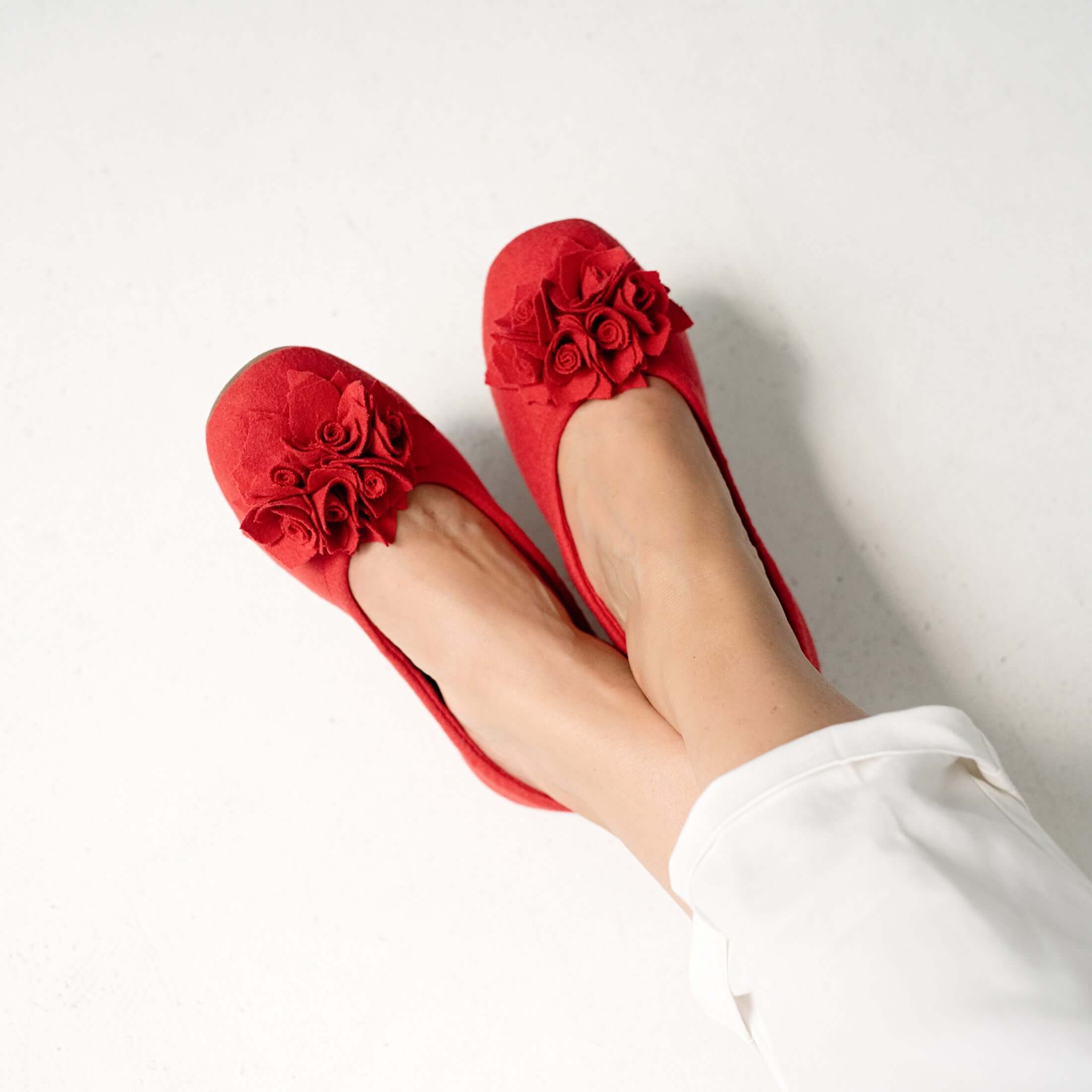 Damen Hausschuh Modell Grace Wool aus Wollstoff in der Farbe Erdbeere am Fuß getragen, Ballerina Form mit Stoffblume