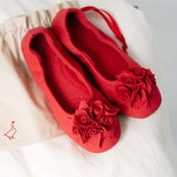 Paar Damen Hausschuhe Grace Wool aus Wollstoff in Erdbeere mit Stoffblume, Ansicht von oben mit Beutelchen