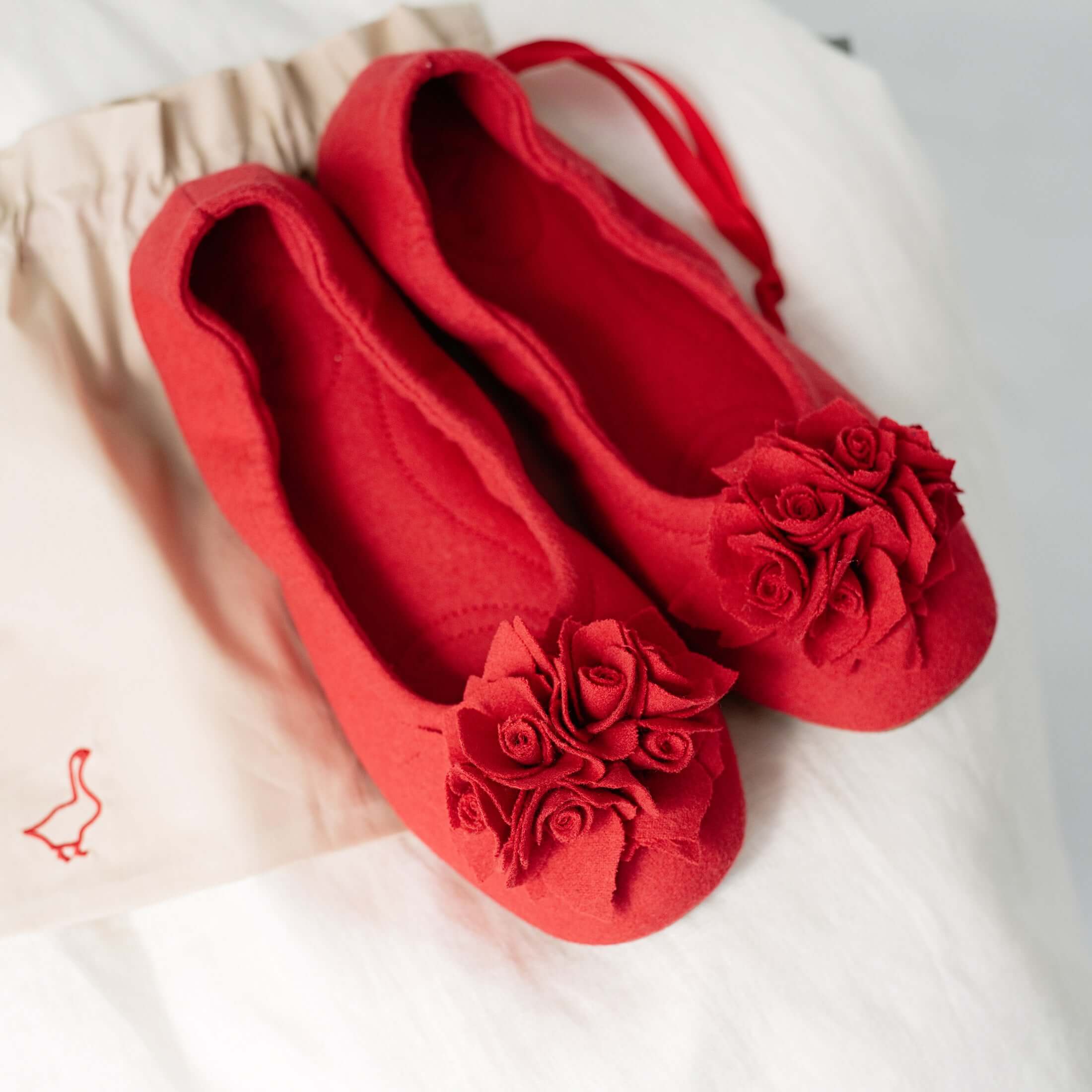 Paar Damen Hausschuhe Grace Wool aus Wollstoff in Erdbeere mit Stoffblume, Ansicht von oben mit Beutelchen