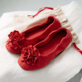 Damen Hausschuh Grace Wool aus Wollstoff in Erdbeere mit Stoffblume, Seitenansicht in Ballerina Form