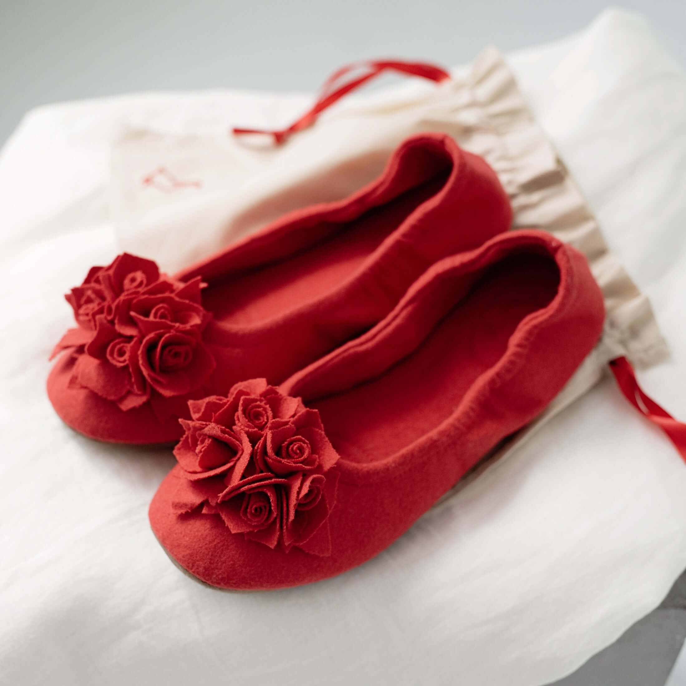 Damen Hausschuh Grace Wool aus Wollstoff in Erdbeere mit Stoffblume, Seitenansicht in Ballerina Form