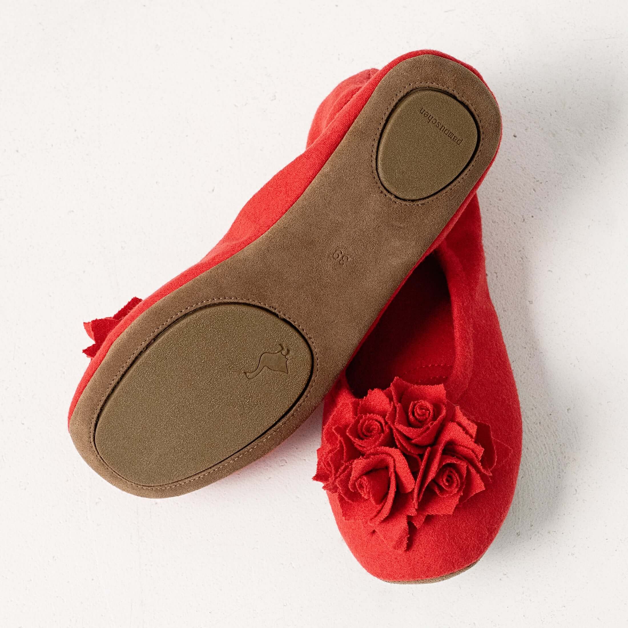 Unterseite des Damen Hausschuhs Grace Wool mit Rauledersohle und rutschhemmenden Gummieinsätzen