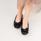 Ballerina Hausschuh pampuschen Daisy satin schwarz mit weicher Schleife angezogen feierlich