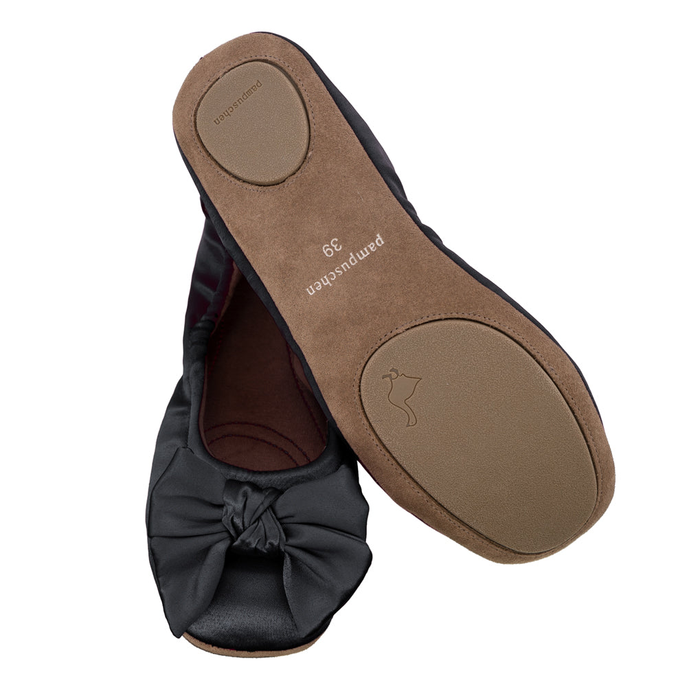 Ballerina Hausschuh pampuschen Daisy satin schwarz mit weicher Schleife Sohlenansicht