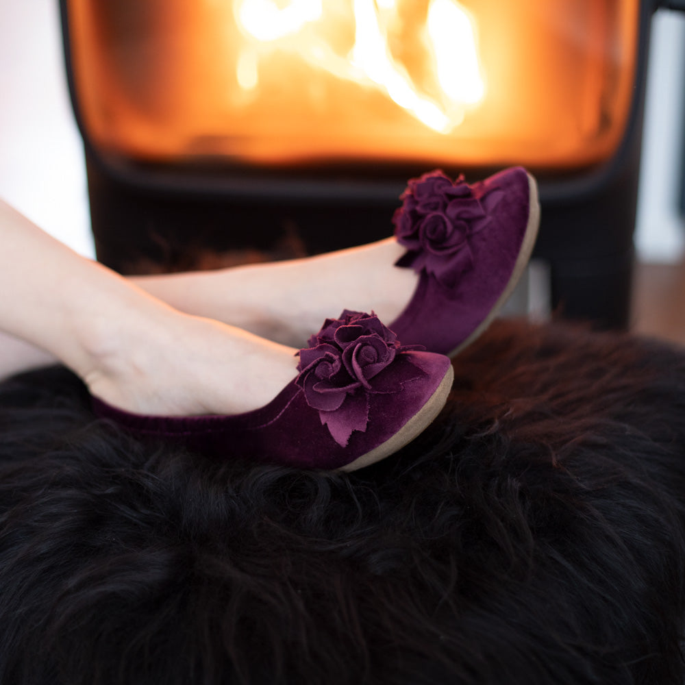 pampuschen Hausschuhe Ballerinas Grace velvet lila angezogen am Kamin