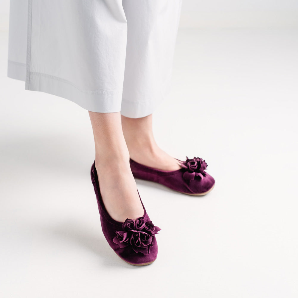 pampuschen Hausschuhe Ballerinas Grace velvet lila angezogen 