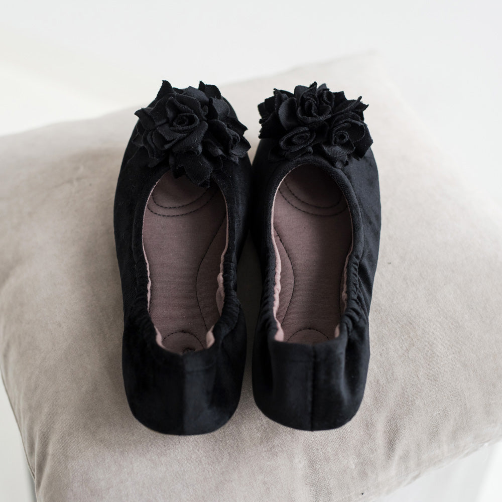 Ballerina Hausschuh pampuschen Grace velvet schwarz mit Blume auf Kissen von hinten